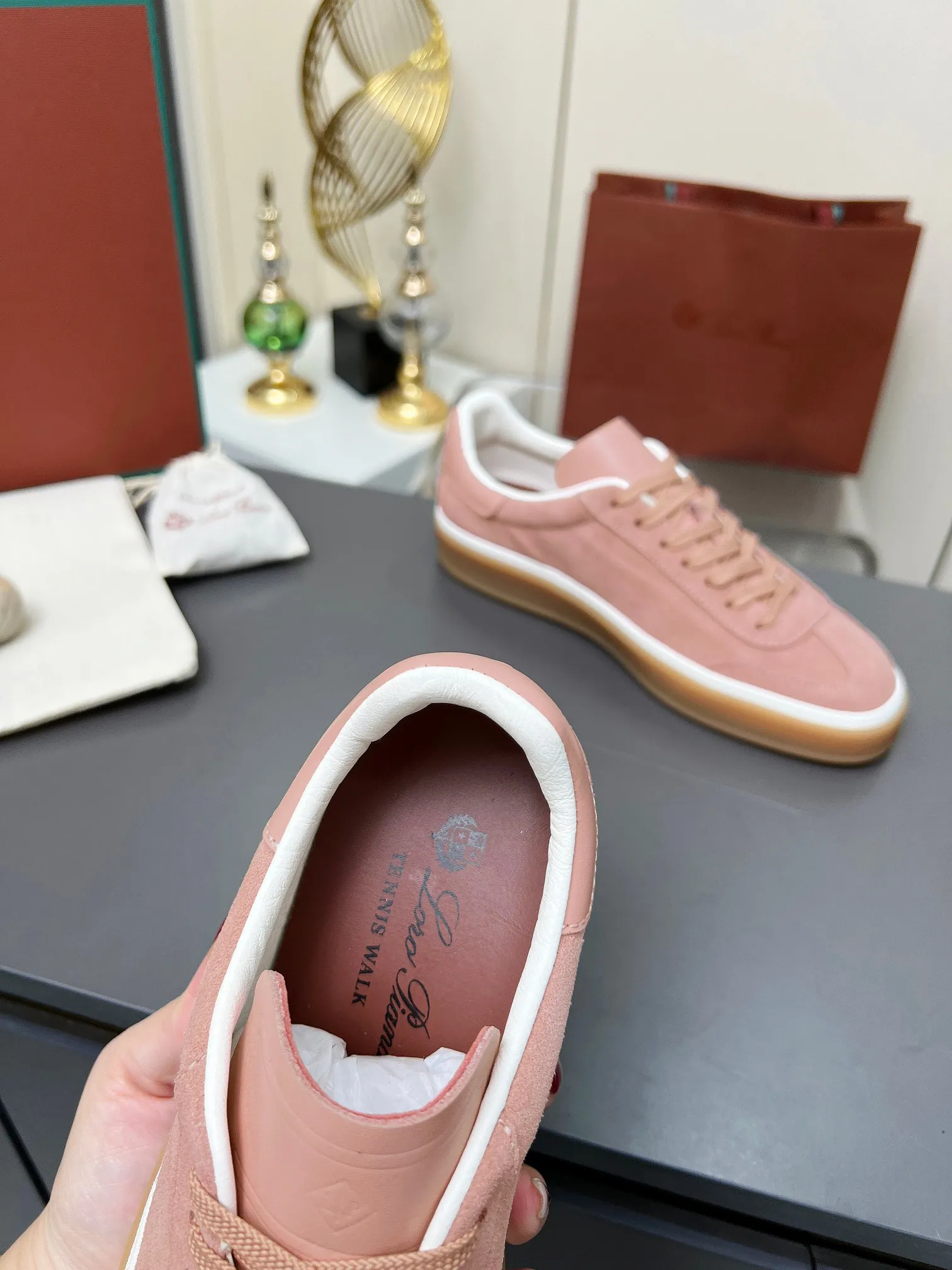 Factory price: 580💰Purchase level, high version🦅⛳️ Italy [Loro men's shoes💰iana] Tennis walk series L men's shoes💰Couple moral training shoes casual sports shoes sneakers🎁🎁 Original purchase development and production This new suede tennis shoe adopts an ultra-low design, suitable for wearing all year round👫👫 The wrapped sole creates an effortlessly attractive color combination that harmoniously blends functionality with understated style, making it the ideal shoe for urban wear. Soft calfskin tongue with Kummel color insert at the heel, embossed L Men's shoes 💰 Logo Cotton lace upper, cowhide suede sole Rubber-lined calfskin ✦ Upper: imported first-layer cowhide ➕ Customized original cowhide ✦ Lining: cowhide lining ➕ Cow leather insole ✦ Sole: Original open-molded T men's shoe 💰R ultra-lightweight outsole ✦Packaging: Original full set of packaging ✦Female size: 35--40, ✦Male size: 39--44, customized 45